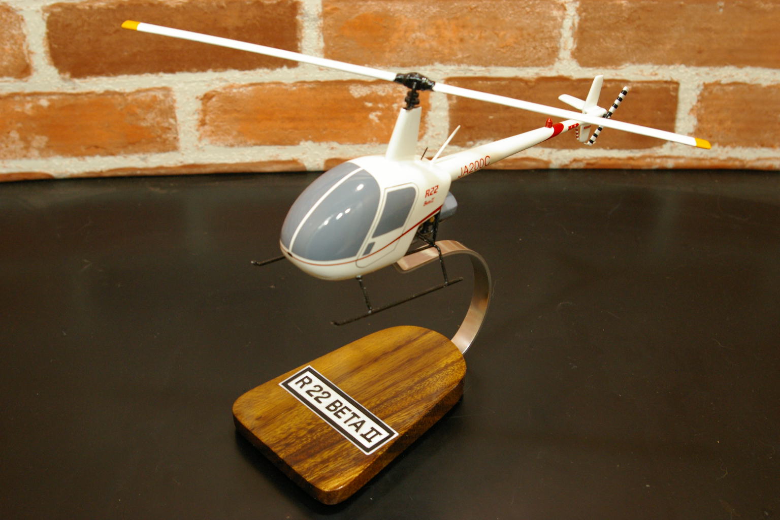 Robinson R22-BetaII左前から